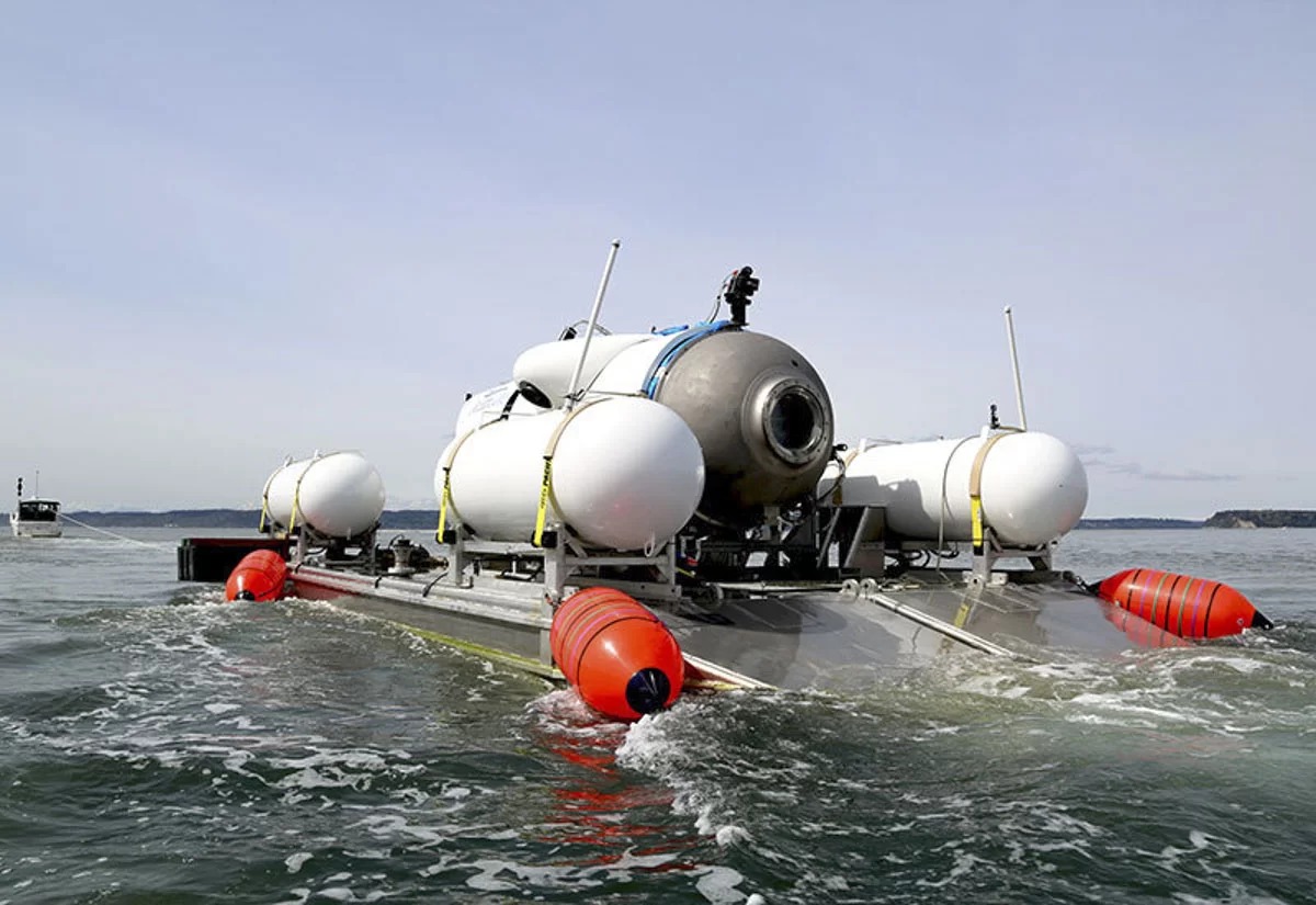 Submarino entrando na água foto do submarino