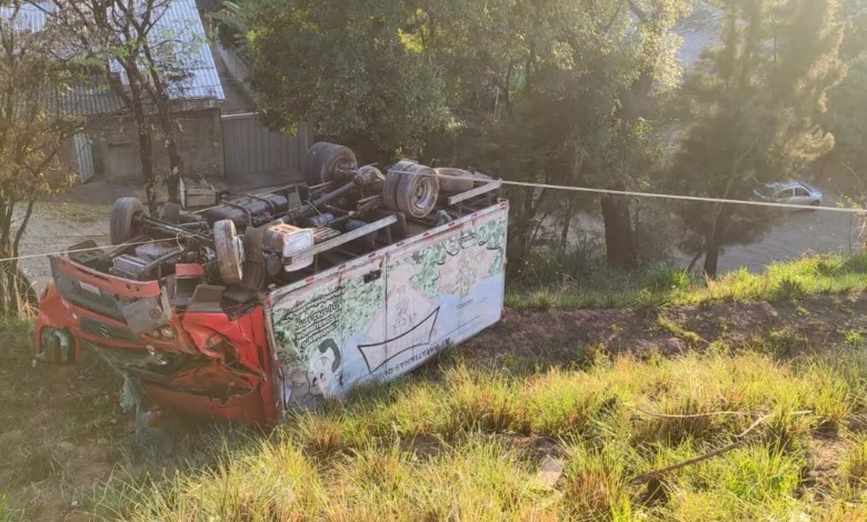 Homem morre em acidente de caminhão na BR-040 foto do caminhão tombado