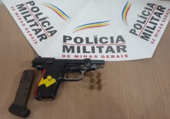A arma foi entregue aos policiais, e o homem preso.