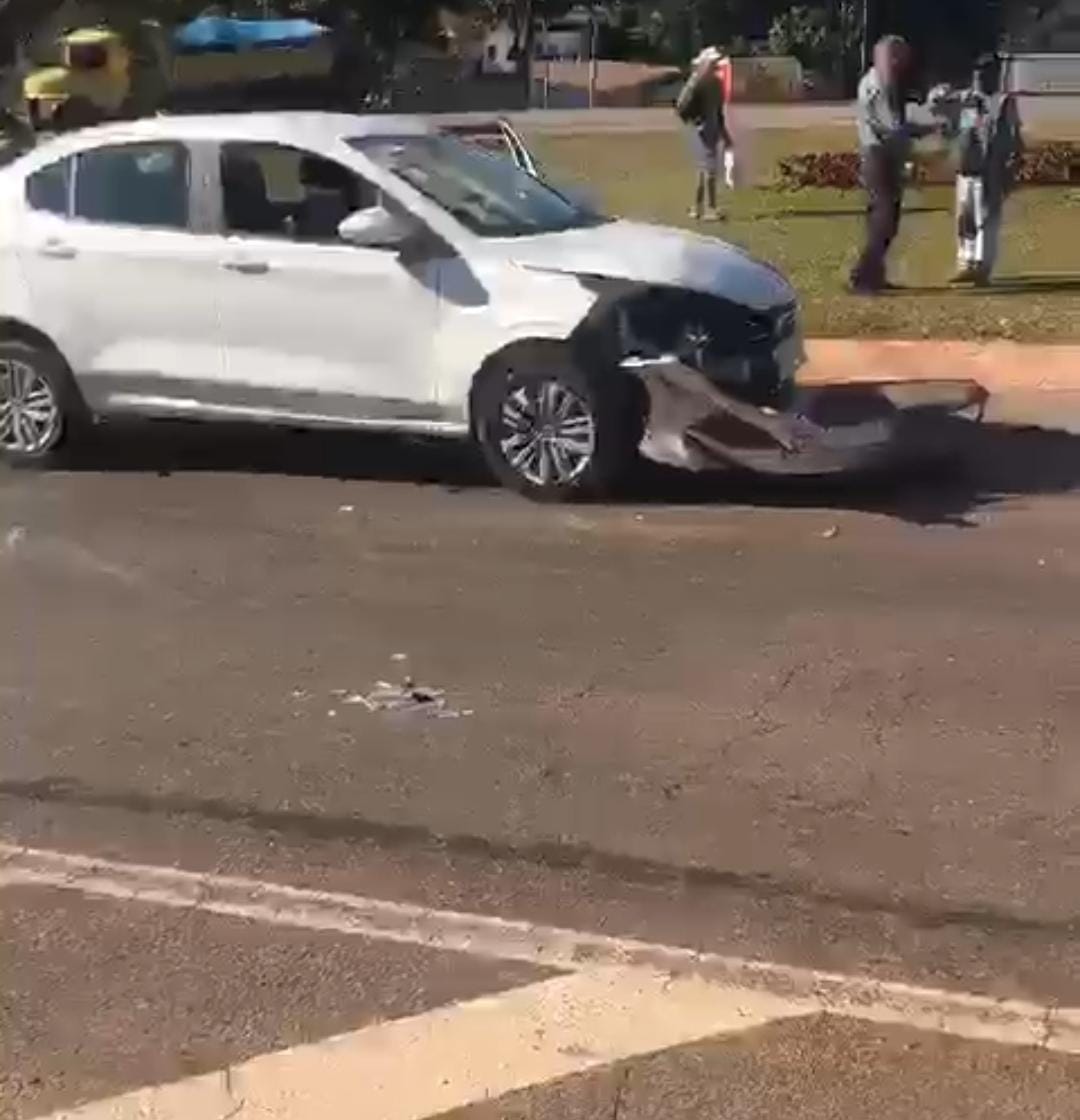Acidente na BR-356 deixa frente de carro destruída. foto do acidente