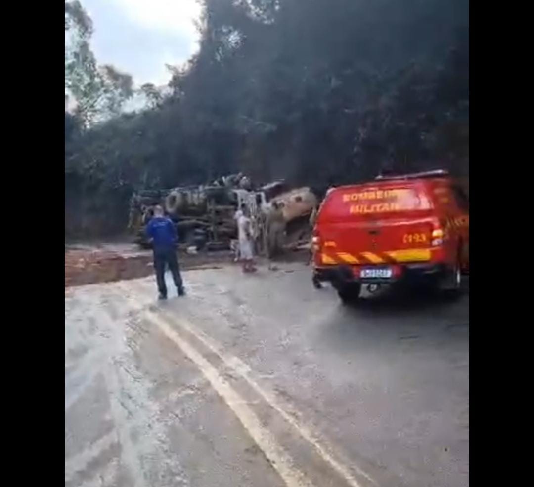Acidente na BR-356 deixa via interditada.
