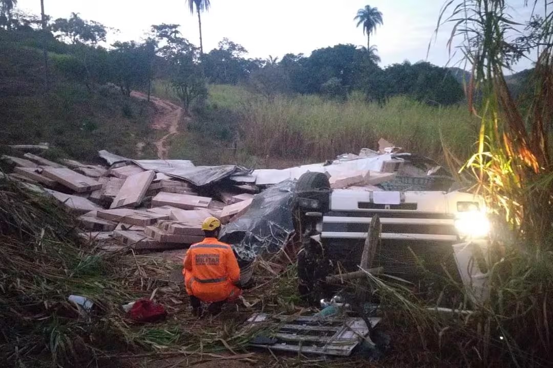 Acidente na BR-381, deixa um morto e TVs espalhadas. foto do acidente
