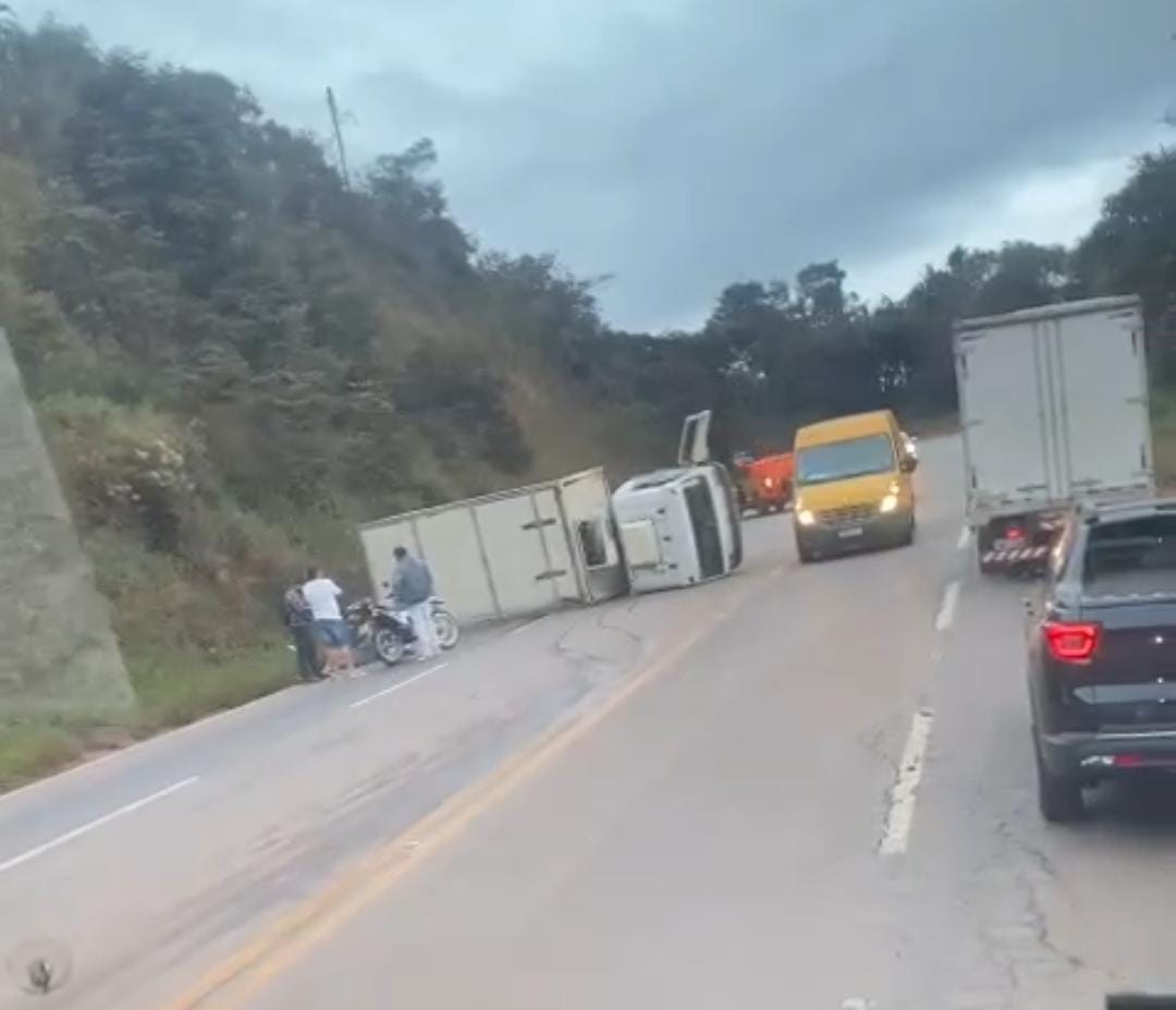 Caminhão tomba na BR-356 próximo a Itabirito.