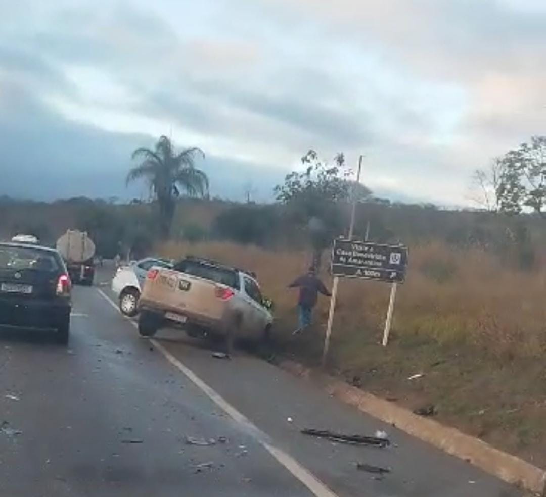 Colisão entre dois carros deixa trânsito lento logo pela manhã.