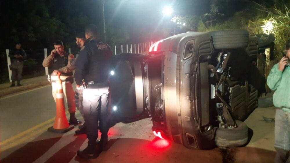 Após perder o controle do carro, condutora capota perto do acesso 2 de Itabirito. Foto do carro tombado