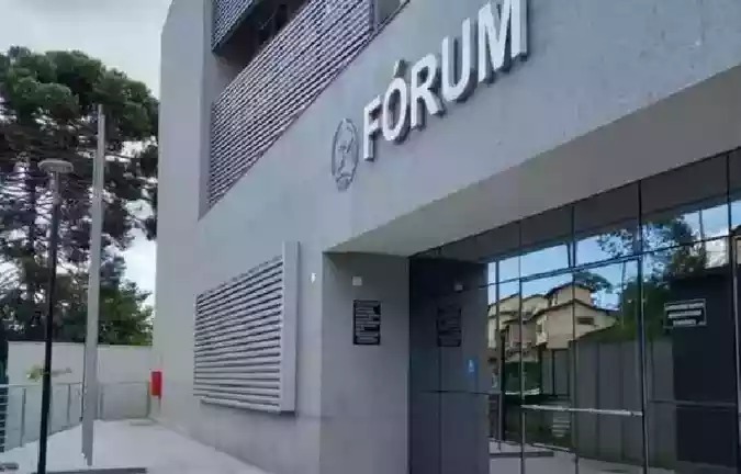 Família protesta por liberdade de mãe de bebê morta em Ouro Preto foto do fórum