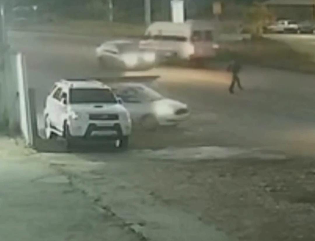 Homem é atropelado na BR-356, próximo a Ouro Preto. Foto do momento do atropelo