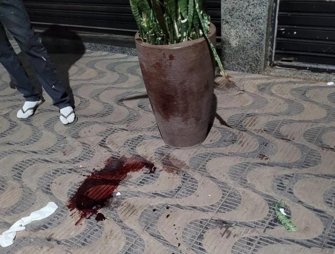Homem é preso após atingir morador de rua com vaso de planta. foto do local