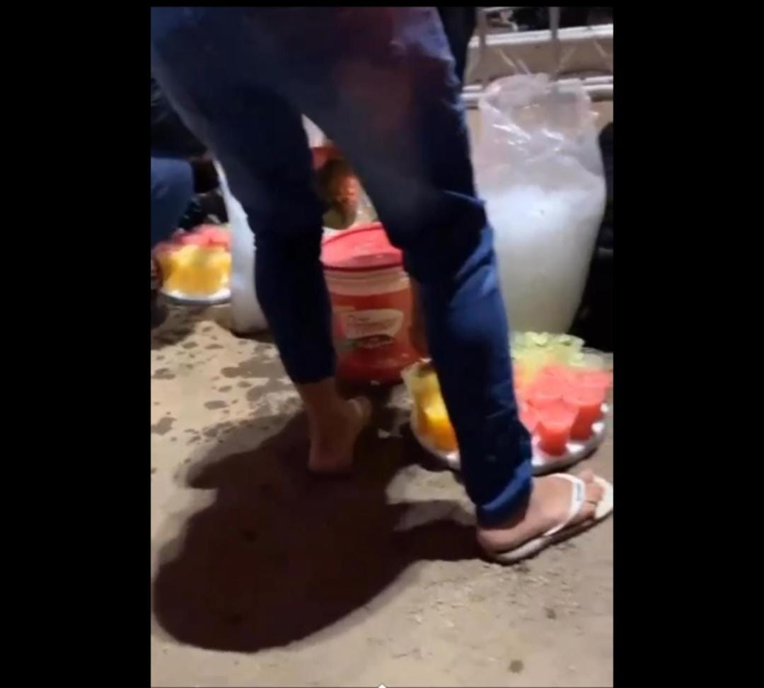 Homem é visto preparando bebidas no chão do Julifest. Foto print do video