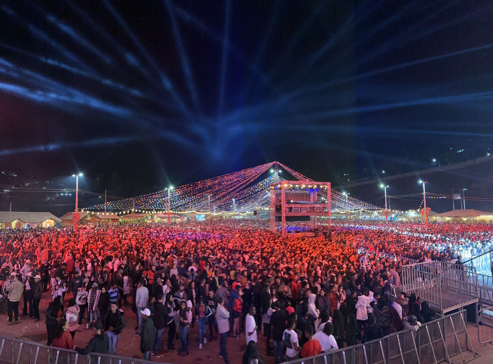 Ao total. a Julifest 2023 atraiu mais de 135 mil pessoas durante os 4 dias de festa.