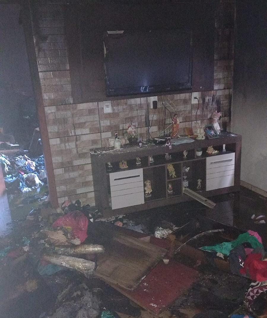 Itabiritenses se mobilizam e fazem ''Vakinha Online'' para ajudar rapaz que teve sua casa incendiada. Compartilhe; - foto de como ficou a casa após o incêndio.