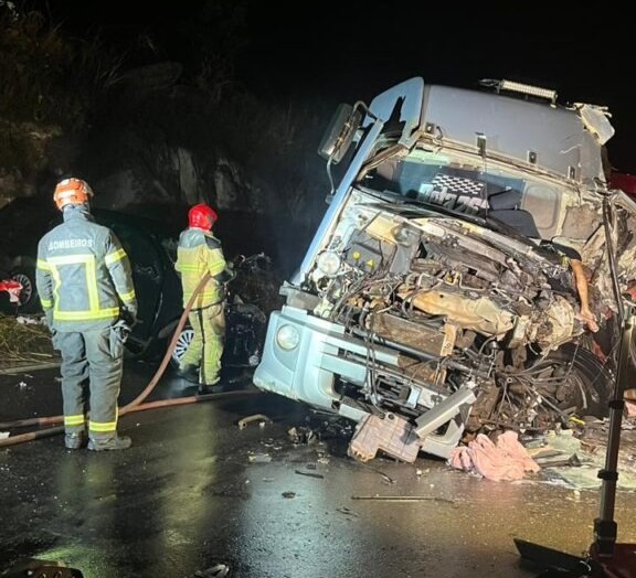 O acidente deixou a carreta destruida.