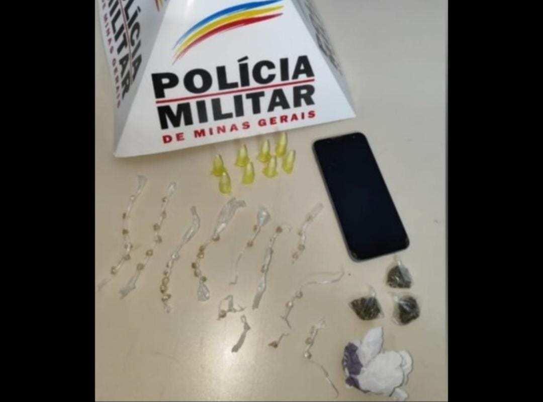 O adolescente foi pego com 42 pedras de crack. 8 pinos de cocaína, além de 3 buchas de maconha.