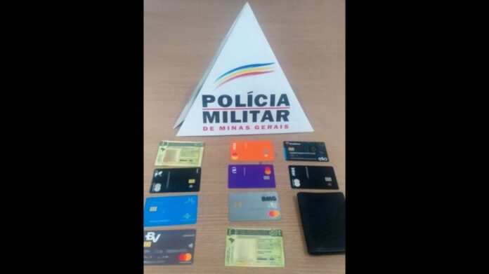PM prende homem por roubo de cartões em ônibus foto dos cartoes