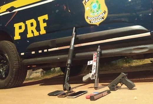 PRF recupera veículo roubado e apreende submetralhadora, pistola e espingarda. foto das armas apreendidas