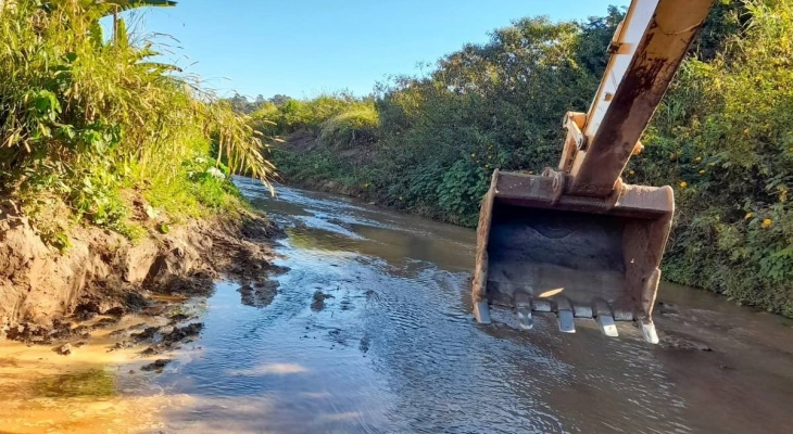 Prefeitura de Mariana atua no desassoreamento do Córrego do Bairro São Cristóvão foto do local desassoreado