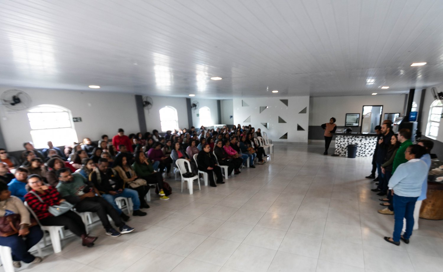 Prefeitura equipa profissionais da Saude com uniformes novos foto da reunião