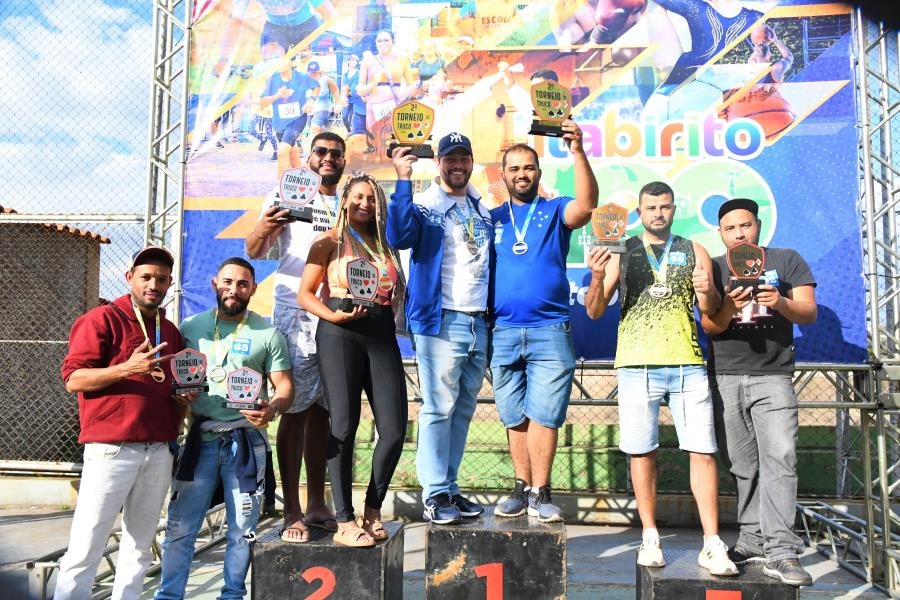 Prefeitura premia as duplas vencedoras do torneio foto dos vencedores