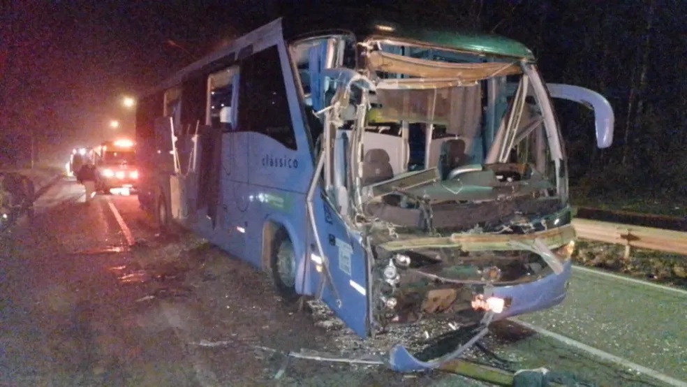 Entre as dez pessoas feridas no acidente, oito foram encaminhadas para o Hospital João VII. Foto da situação que ficou o ônibus.