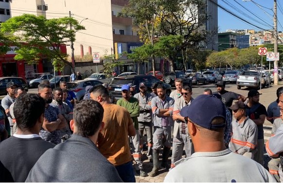 Os profissionais que participam da greve desempenham funções essenciais. Foto da greve dos funcionários.
