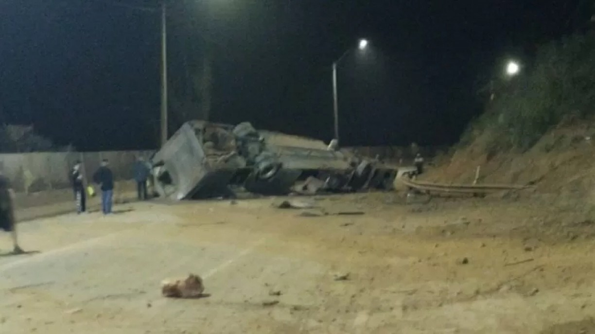O Ônibus ficou completamente destruído após o acidente. Foto de como ficou o ônibus após o acidente.