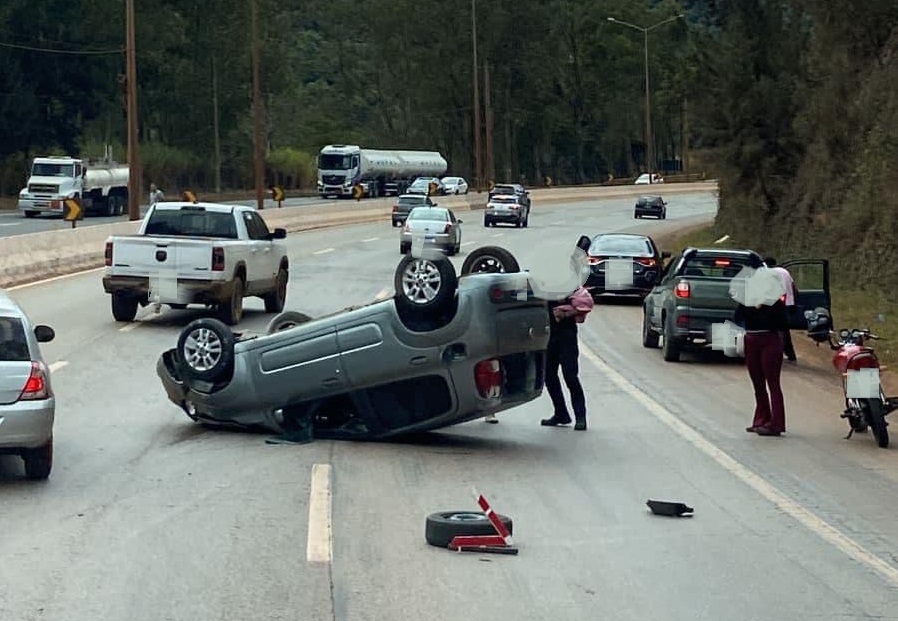 Carro capota na BR-040 na tarde desta quinta-feira. Foto logo após o acidente.