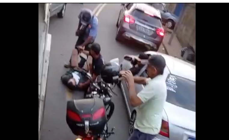 O impacto do acidente deixou o ciclista com ferimentos consideráveis. Foto do acidente.