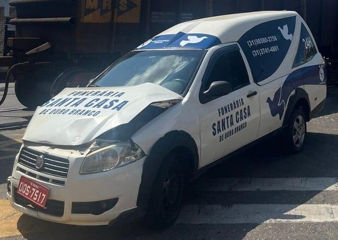 Carro da funerária que sofreu o acidente.