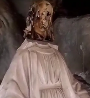 Imagem totalmente danificada por vândalos.