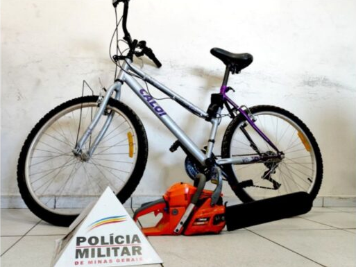Bicicleta e motosserra foram recuperados pela PM. Foto dos produtos roubados pelo homem.