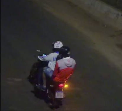 A ação rápida da Polícia Militar resultou na detenção do suspeito e na recuperação do veículo furtado. Imagem da moto furtada sendo pilotada pelo jovem.