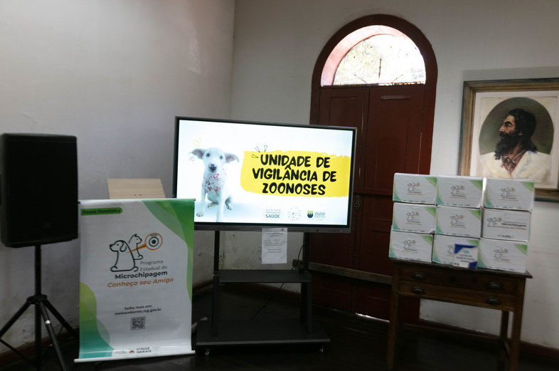 Os microchips são destinados a animais de rua, população de baixa renda e animais sob cuidados de Organizações da Sociedade Civil. Foto dos microchips.