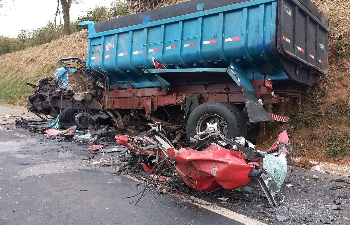 Como resultado da colisão, a pista teve de ser interditada nos dois sentidos. Foto do estrago que o acidente causou.