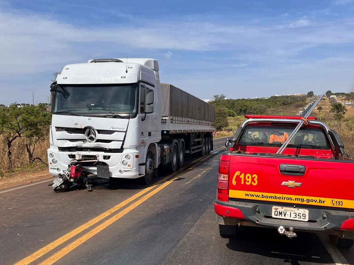 A colisão fatal ressalta a importância de respeitar as regras de trânsito. Foto de como ficou a moto após o acidente.