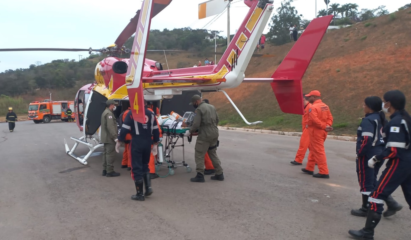 O jovem foi transferido para o Hospital de Pronto-Socorro João XXIII. Foto do momento da transferência via helicóptero.