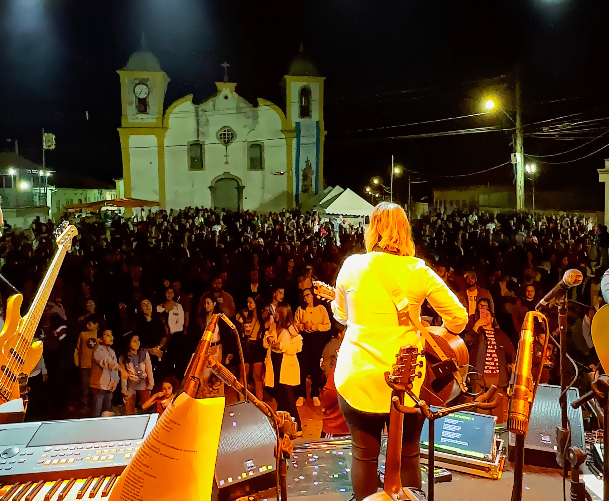 Para contratar é fácil, basta ligar ou chamar a produção da cantora no whatsApp: 31 98883-1716 (falar com Cristiane). Foto da cantora.