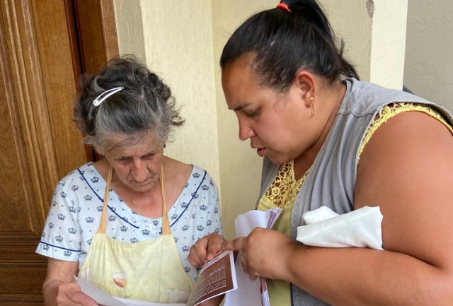 Moradores do bairro Boa Viagem recebem orientações e materiais após acidente com escorpião. Foto instruindo os moradores.