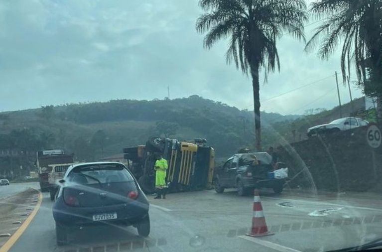 Recomenda-se que os motoristas que pretendem transitar pela BR-040 nesta região considerem rotas alternativas. Foto do trânsito local. Foto momento após o acidente.