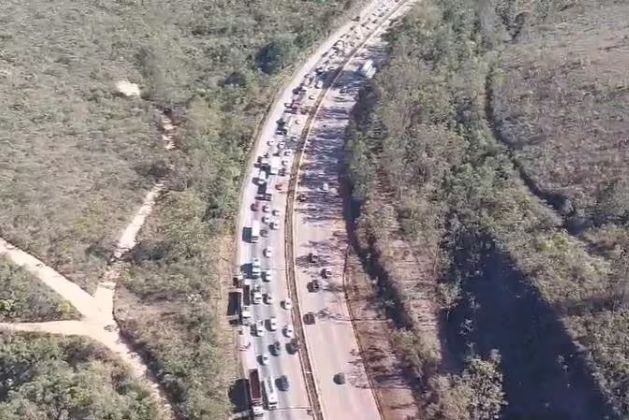 Até as 9h da manhã desta quarta-feira, ainda não havia previsão para a completa liberação do trânsito. Foto do trânsito no momento do acidente.