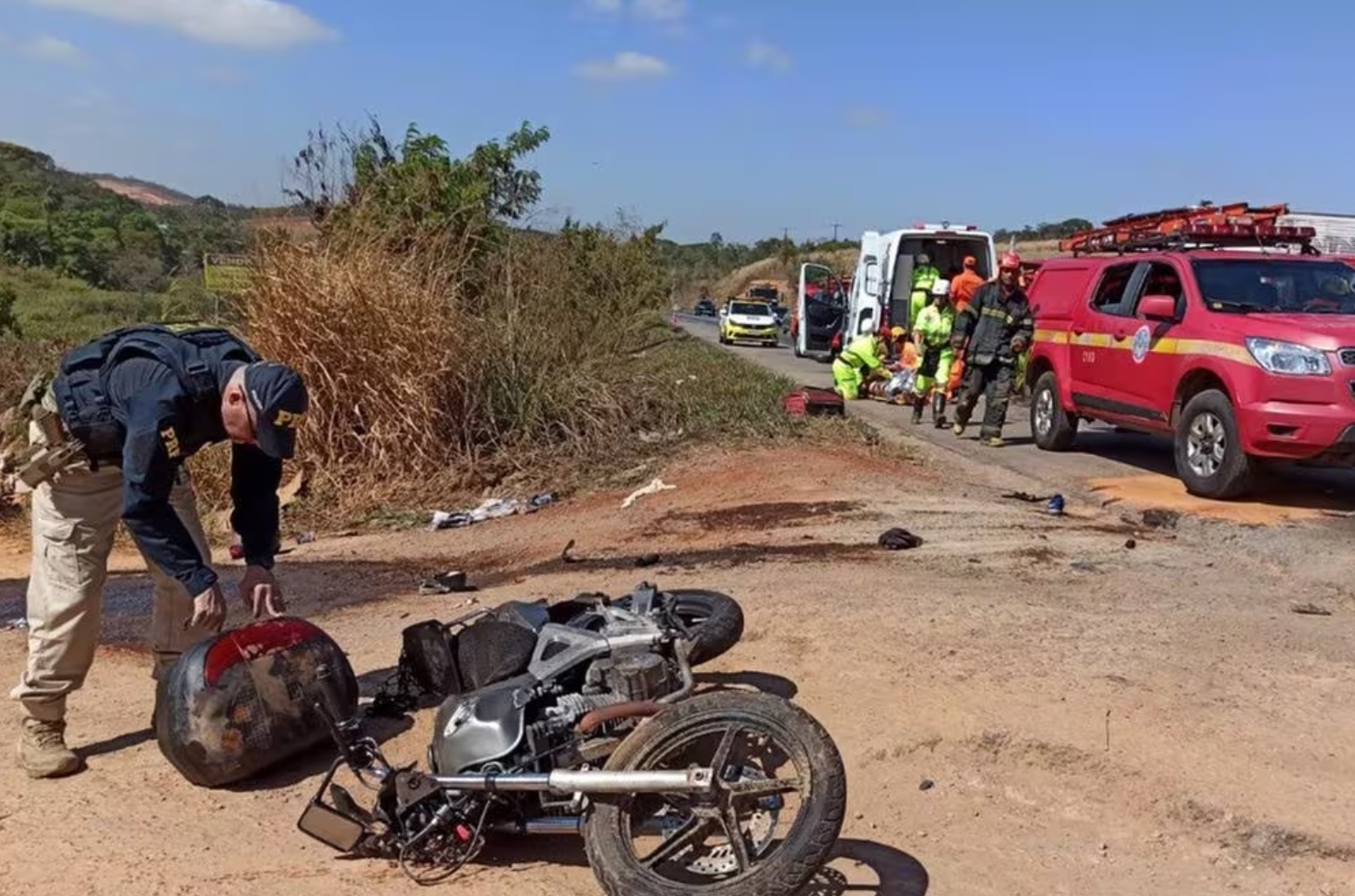 O atendimento às vítimas resultou em lentidão no tráfego da BR-040, afetando a rotina dos motoristas que transitavam pela região no momento do ocorrido. Foto do estado que ficou a moto.