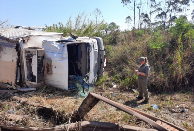 A placa do caminhão envolvido no incidente indica que ele pertence à cidade de Desterro de Melo, também em Minas Gerais. Foto do caminhão tombado.