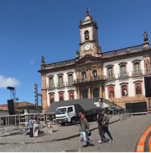 Dilsinho e a prefeitura de Ouro Preto agora enfrentam a difícil tarefa de comunicar aos fãs e à comunidade local sobre o triste desfecho das gravações planejadas. Foto do cenário sendo desmontado.