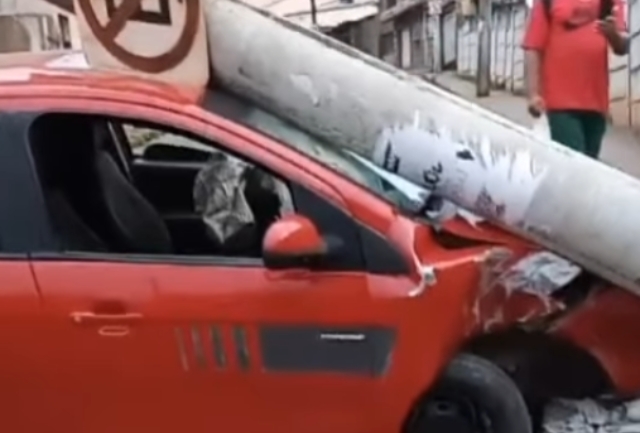 Após a remoção do poste, o motorista tomou as medidas necessárias para retirar o veículo da cena do acidente. Foto da situação que ficou o veículo.