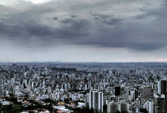 A capital mineira pode ter pancadas de chuva e trovoadas isoladas, mas também temperaturas elevadas e baixa umidade do ar. Foto meramente ilustrativa.
