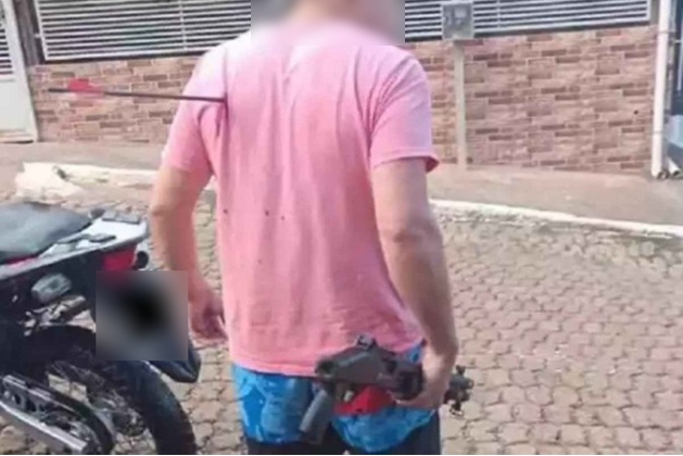 A Polícia Civil foi acionada para investigar o incidente e descobrir os motivos que levaram ao ataque violento entre vizinhos. Foto do homem ainda com a flecha nas costas.