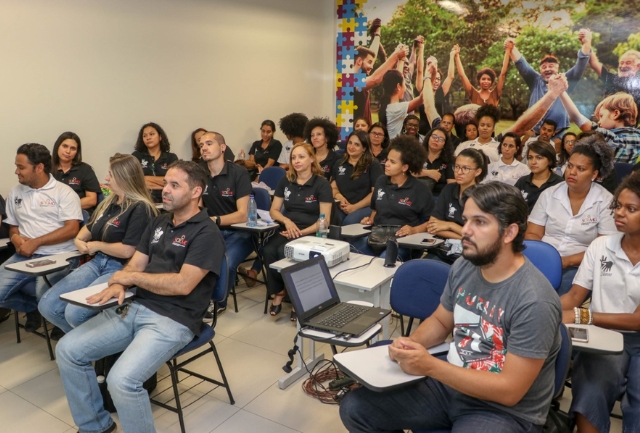 Associação dos Surdos de Contagem celebra o Dia Nacional da Língua Brasileira de Sinais e oferece serviço gratuito de intérprete. Foto de alunos de interprete.