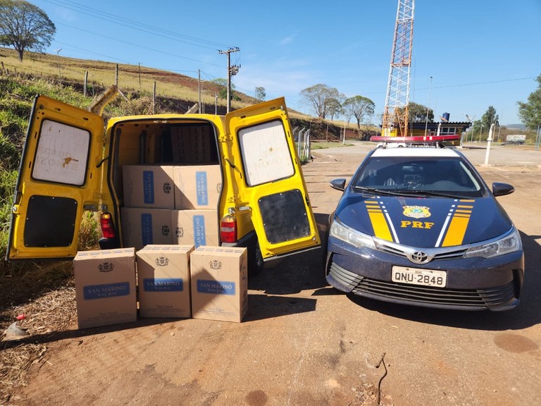 Diante das evidências, o condutor foi detido e encaminhado à Polícia Federal, enquanto o veículo foi colocado à disposição das autoridades da Polícia Judiciária. Foto da carga apreendida.