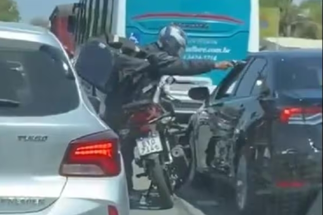 O local da tentativa de assalto é o cruzamento da Avenida Cristiano Machado, uma das vias mais movimentadas de Belo Horizonte. Foto do momento em que ele tenta fazer o assalto.