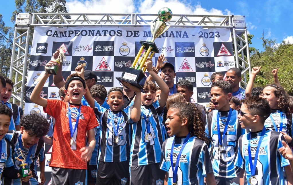 No final da tarde, a cerimônia de premiação dos campeões encerrou mais um emocionante campeonato promovido pela Liga Mariana de Esportes (LEMA). Imagem do time.