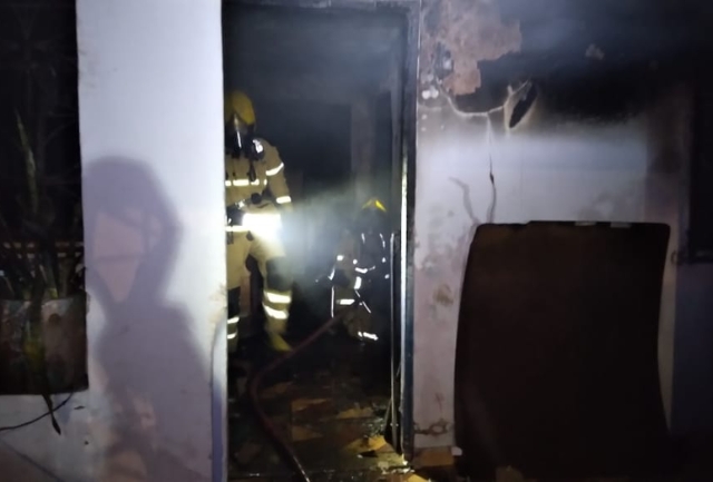 A investigação sobre as causas do incêndio está em andamento.. Foto de como ficou a situação da casa após o incêndio.